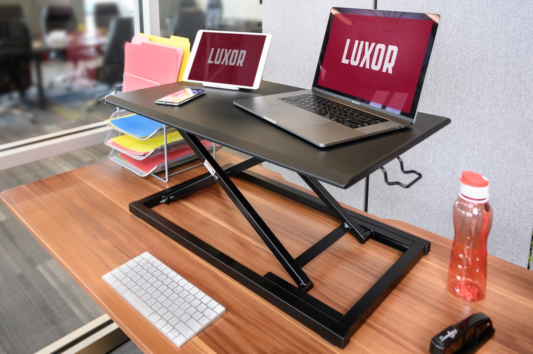 Luxor pneumatic store desk